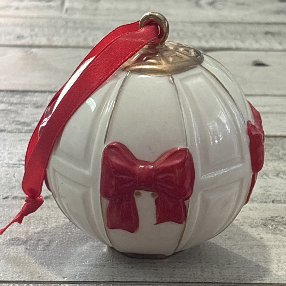 Elizabeth Arden 1994‎ Red Door Scented Porcelain Pomander Christmas Ornament